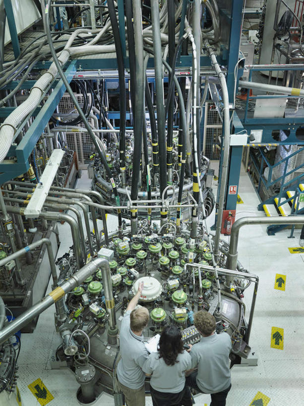 西方人,三个人,同事,科学家,栏杆,站,竖图,俯视,室内,白天,工作服,制服,成功,合作,团队,集体,信心,机器,摆设,金属制品,欧洲,欧洲人,一排,阴影,整齐,电力,反射,金属,电线,管子,线,影子,围栏,电能,线路,注视,设备,管道,队伍,护栏,排列,灰色,观察,看,站着,机械,发电厂,发电站,观看,电,电源,电源线,核电站,核反应堆,核能,察看,领导,科研人员,成就,队列,关注,研究者,装置,能量,装备,合伙,领袖,科学研究者,工作制服,设置,核电厂,反应堆,原子反应堆,男人,男性,年轻男性,年轻女性,女人,女性,白种人,科学工作者,站立,半身,彩图,高角度拍摄,工作套服