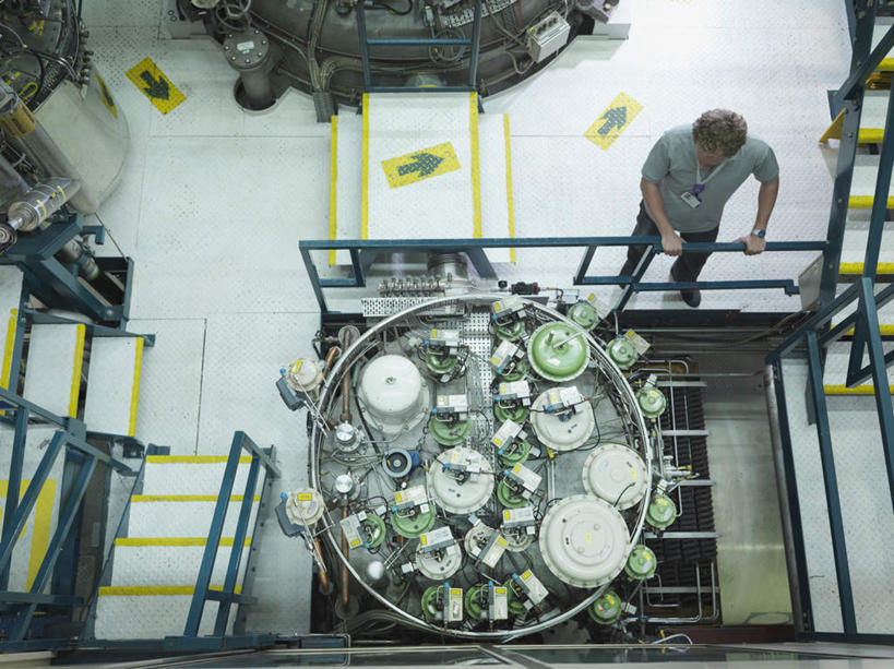 西方人,一个人,科学家,栏杆,站,横图,俯视,室内,白天,制服,机器,摆设,楼梯,欧洲,欧洲人,仅一个男性,仅一个人,握,阴影,反射,扶手,影子,阶梯,拿,拿着,注视,设备,护栏,台阶,仅一个年轻男性,灰色,观察,看,站着,机械,发电厂,发电站,握着,观看,核电站,核反应堆,核能,察看,科研人员,关注,研究者,装置,装备,科学研究者,工作制服,设置,核电厂,反应堆,原子反应堆,男人,男性,年轻男性,白种人,科学工作者,站立,彩图,高角度拍摄,全身,工作套服