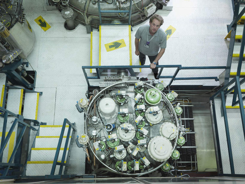 西方人,一个人,科学家,栏杆,站,横图,俯视,室内,白天,制服,机器,摆设,楼梯,欧洲,欧洲人,仅一个男性,仅一个人,握,阴影,反射,扶手,影子,阶梯,拿,拿着,注视,设备,护栏,台阶,仅一个年轻男性,灰色,观察,看,站着,机械,发电厂,发电站,握着,观看,核电站,核反应堆,核能,察看,科研人员,关注,研究者,装置,装备,科学研究者,工作制服,设置,核电厂,反应堆,原子反应堆,男人,男性,年轻男性,白种人,科学工作者,抬头,仰头,站立,彩图,高角度拍摄,全身,工作套服