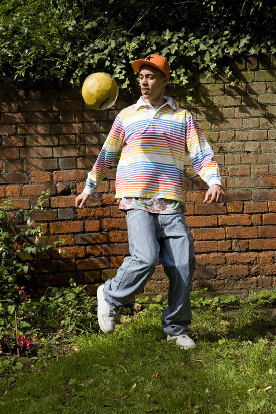 西方人,一个人,站,跳,竖图,室外,白天,正面,锻炼,旅游,度假,运动,足球,草地,草坪,植物,帽子,欧洲,欧洲人,仅一个男性,仅一个人,阴影,服装,光线,棒球帽,影子,墙,足球装备,抬腿,注视,休闲装,娱乐,运动器械,墙壁,墙面,草,仅一个年轻男性,一个,衣服,黄色,绿色,阳光,观察,看,站着,享受,休闲,休闲服,健身器械,放松,服饰,单个,观看,察看,关注,室外运动,健身器材,户外运动,蹴鞠,足球运动,男人,男性,年轻男性,白种人,跳跃,站立,彩图,全身,健身,运动器材