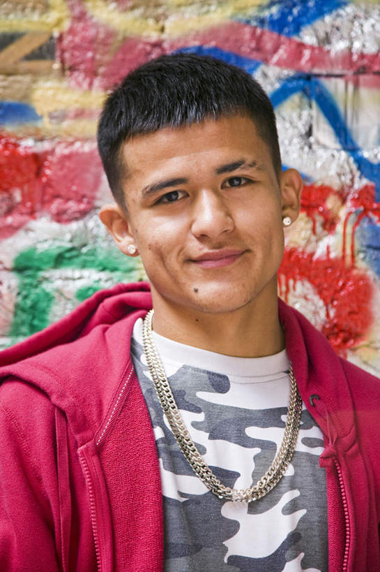 西方人,脸,头,脸颊,头发,一个人,站,笑,微笑,竖图,室外,特写,白天,抽象,绘画,项链,欧洲,欧洲人,仅一个男性,仅一个人,一根,阴影,服装,艺术,光线,彩绘,图案,影子,墙,艺术品,古典,注视,休闲装,文化,肩膀,墙壁,墙面,装饰品,仅一个年轻男性,背面,衣服,红色,黑色,阳光,饰品,首饰,工艺品,观察,看,品味,站着,休闲,概念,休闲服,连帽衫,服饰,观看,美术,察看,高雅,关注,帽衫,美学,图文,男人,男性,年轻男性,白种人,头部,直发,脸部,脸蛋,面部,站立,半身,彩图,涂鸦,短发