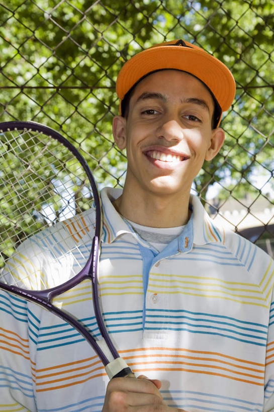 西方人,一个人,站,笑,微笑,露齿笑,竖图,室外,白天,正面,锻炼,旅游,度假,运动,网球,树林,植物,帽子,欧洲,欧洲人,仅一个男性,仅一个人,握,阴影,服装,光线,棒球帽,网球拍,影子,球拍,网球装备,拿,拿着,注视,休闲装,娱乐,运动器械,树,树木,仅一个年轻男性,一个,衣服,绿色,白色,阳光,自然,观察,看,站着,享受,休闲,休闲服,橙色,健身器械,放松,握着,服饰,生长,单个,成长,观看,察看,关注,室外运动,健身器材,户外运动,网球运动,男人,男性,年轻男性,白种人,站立,半身,彩图,健身,运动器材