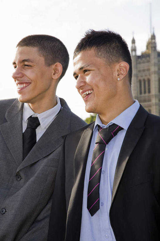 西方人,两个人,同事,商务人士,商务男性,站,笑,微笑,露齿笑,竖图,室外,白天,正面,衬衫,成功,合作,团队,集体,信心,欧洲,欧洲人,阴影,套装,光线,影子,领带,注视,队伍,蓝色,黑色,蓝天,天空,阳光,天,观察,看,站着,晴朗,观看,察看,领导,象征,庄重,成就,关注,商务装,身份,合伙,领袖,工薪阶层,万里无云,正式,地位,男人,男性,年轻男性,白种人,白领,上班族,晴空,晴空万里,站立,半身,彩图,衬衣