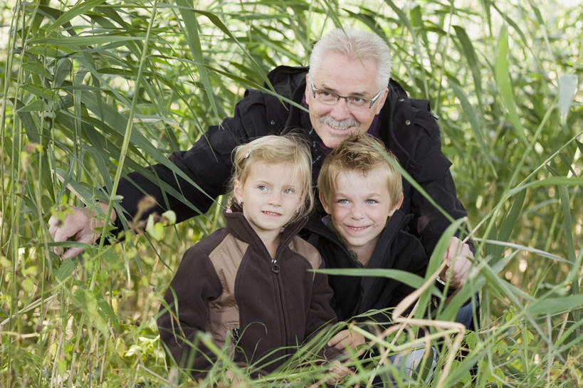 西方人,儿童,老年人,三个人,家庭,祖父,站,笑,微笑,露齿笑,横图,室外,白天,正面,纯洁,草地,草坪,美景,植物,欧洲,欧洲人,弯腰,握,阴影,服装,装饰,光线,眼镜,影子,景观,棕色,拿,拿着,注视,休闲装,草,小孩,衣服,绿色,黑色,阳光,自然,围巾,观察,看,站着,休闲,温暖,温馨,一家人,休闲服,景色,可爱,童年,童趣,握着,服饰,爷爷,围脖,观看,祖孙,老花镜,保暖,华丽,点缀,和睦,察看,御寒,关注,自然风光,童真,烂漫,无邪,外孙女,外公,外祖父,外孙,外孙子,弯身,衬托,美观,雅致,雅观,远视眼镜,天真,老年男性,男孩,男人,男性,女孩,女人,女性,白种人,孩子,孙女,孙子,站立,半身,彩图,融洽,男生,女生