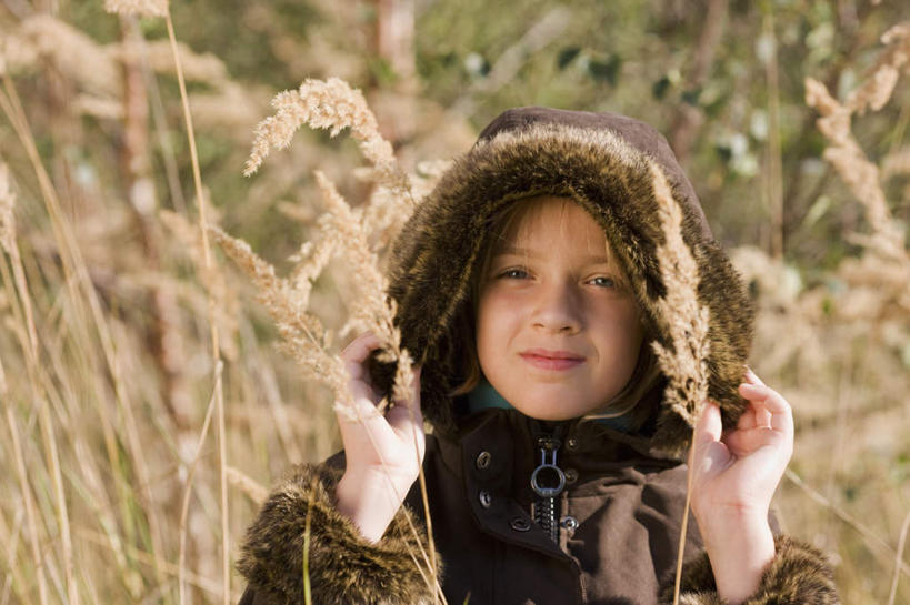 西方人,儿童,一个人,站,笑,微笑,横图,室外,白天,正面,纯洁,植物,欧洲,欧洲人,仅一个女性,仅一个人,阴影,服装,枯萎,光线,影子,棕色,枯草,注视,休闲装,草,小孩,衣服,黄色,阳光,观察,看,站着,仅一个小孩,休闲,休闲服,连帽衫,可爱,童年,童趣,服饰,观看,察看,关注,帽衫,童真,烂漫,无邪,天真,女孩,女人,女性,白种人,孩子,站立,半身,彩图,女生
