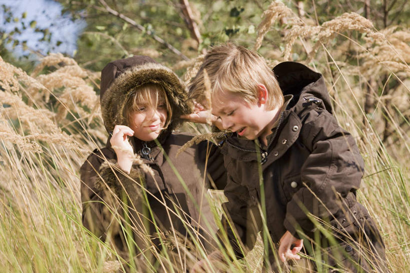 西方人,儿童,两个人,家庭,站,笑,微笑,露齿笑,横图,室外,白天,正面,纯洁,植物,欧洲,欧洲人,握,阴影,服装,枯萎,光线,影子,棕色,枯草,拿,拿着,注视,休闲装,草,小孩,衣服,黄色,阳光,观察,看,站着,休闲,温暖,温馨,一家人,休闲服,连帽衫,可爱,童年,童趣,握着,服饰,观看,和睦,察看,关注,帽衫,童真,烂漫,无邪,天真,男孩,男人,男性,女孩,女人,女性,白种人,孩子,站立,半身,彩图,融洽,男生,女生