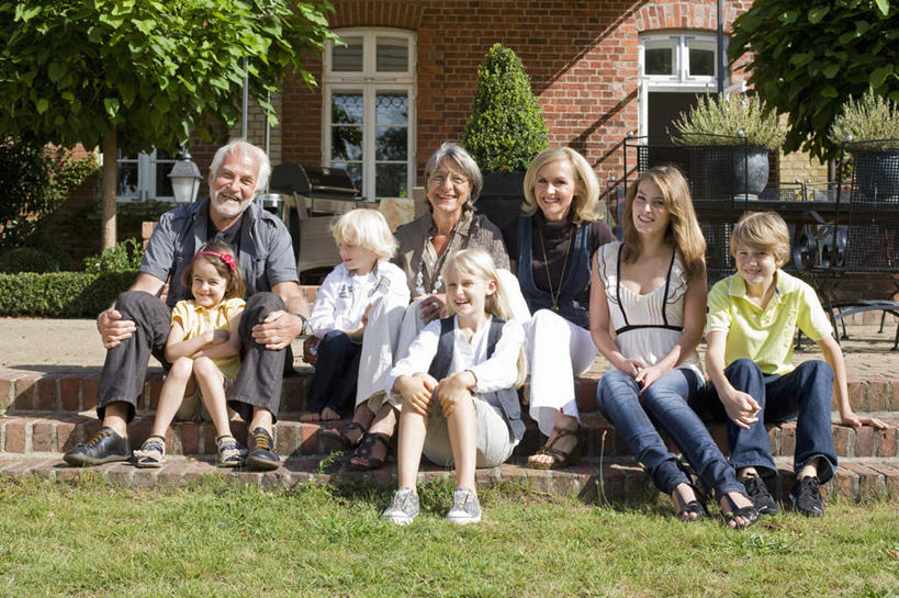 西方人,儿童,中年人,老年人,夫妻,母亲,父亲,女儿,祖母,祖父,三代同堂,家,坐,笑,微笑,露齿笑,横图,室外,白天,正面,爱情,纯洁,草地,草坪,植物,窗户,欧洲,欧洲人,阴影,服装,光线,影子,房屋,屋子,公寓,许多人,浪漫,注视,休闲装,祖孙三代,洋房,楼房,玻璃窗,住宅,草,树,树木,小孩,衣服,绿色,阳光,自然,观察,看,一群人,休闲,温暖,温馨,父女,母女,休闲服,恩爱,父爱,可爱,母爱,童年,童趣,恋人,服饰,生长,奶奶,爷爷,成长,观看,祖孙,和睦,察看,关注,童真,烂漫,无邪,外婆,外孙女,外祖母,外公,外祖父,外孙,外孙子,天真,老年男性,老年女性,男孩,男人,男性,女孩,女人,女性,中年男性,中年女性,白种人,孩子,夫妇,情侣,全家福,孙女,孙子,坐着,彩图,全身,房子,伴侣,融洽,男生,女生,爸爸,多代同堂,妈妈