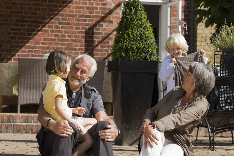 西方人,儿童,老年人,四个人,家庭,夫妻,祖母,祖父,家,坐,抱,笑,微笑,露齿笑,横图,室外,白天,正面,爱情,纯洁,植物,门,欧洲,欧洲人,阴影,光线,影子,房屋,屋子,公寓,浪漫,注视,洋房,楼房,住宅,树,树木,小孩,绿色,阳光,自然,门框,观察,看,温暖,温馨,一家人,恩爱,可爱,童年,童趣,恋人,生长,奶奶,爷爷,成长,抱着,观看,祖孙,和睦,察看,搂着,关注,童真,烂漫,无邪,外婆,外孙女,外祖母,外公,外祖父,外孙,外孙子,天真,老年男性,老年女性,男孩,男人,男性,女孩,女人,女性,白种人,孩子,夫妇,情侣,孙女,孙子,怀抱,搂,搂抱,相抱,拥抱,坐着,半身,彩图,房子,伴侣,融洽,男生,女生