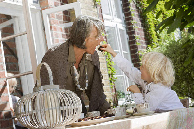 点心,西方人,儿童,老年人,两个人,家庭,祖母,家,站,坐,举,吃,横图,室外,白天,仰视,下午茶,纯洁,植物,餐桌,门,桌子,餐具,项链,欧洲,欧洲人,弯腰,握,阴影,装饰,光线,碟子,盘,影子,房屋,屋子,公寓,食品,拿,拿着,洋房,楼房,住宅,装饰品,树,树木,食物,糕点,小孩,绿色,阳光,自然,盘子,饰品,首饰,装饰物,碟,门框,托,站着,温暖,温馨,一家人,可爱,童年,童趣,握着,生长,奶奶,成长,餐台,祖孙,华丽,修饰,点缀,和睦,饰物,童真,烂漫,无邪,外婆,外祖母,外孙,外孙子,弯身,衬托,美观,雅致,雅观,天真,老年女性,男孩,女人,女性,白种人,孩子,孙子,举起,举手,举着,嚼,食,向上举,向上伸,向上托,站立,坐着,半身,彩图,低角度拍摄,房子,融洽,蛋糕,男生
