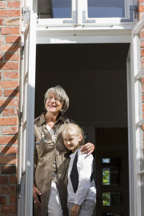 西方人,儿童,老年人,两个人,家庭,祖母,家,站,抱,笑,微笑,露齿笑,竖图,室外,白天,仰视,纯洁,窗户,门,欧洲,欧洲人,阴影,服装,光线,影子,房屋,屋子,公寓,注视,休闲装,洋房,楼房,玻璃窗,住宅,小孩,衣服,阳光,门框,观察,看,站着,休闲,温暖,温馨,一家人,休闲服,可爱,童年,童趣,服饰,奶奶,抱着,观看,祖孙,和睦,察看,搂着,关注,童真,烂漫,无邪,外婆,外孙女,外祖母,天真,老年女性,女孩,女人,女性,白种人,孩子,孙女,怀抱,搂,搂抱,相抱,拥抱,站立,半身,彩图,低角度拍摄,房子,融洽,女生
