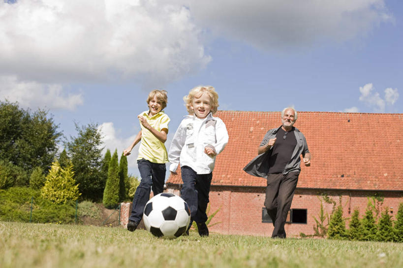 西方人,儿童,老年人,三个人,家庭,祖父,家,跑,横图,室外,白天,仰视,锻炼,旅游,度假,纯洁,运动,足球,草地,草坪,树林,植物,欧洲,欧洲人,阴影,服装,光线,影子,房屋,屋子,云,云朵,足球装备,云彩,注视,休闲装,娱乐,运动器械,楼房,住宅,草,树,树木,一个,小孩,衣服,蓝色,绿色,白色,白云,蓝天,天空,阳光,自然,天,观察,看,享受,休闲,温暖,温馨,一家人,休闲服,健身器械,放松,可爱,童年,童趣,服饰,生长,晴朗,爷爷,单个,成长,观看,祖孙,和睦,察看,关注,室外运动,健身器材,户外运动,童真,烂漫,无邪,外公,外祖父,外孙,外孙子,蹴鞠,体育,天真,足球运动,老年男性,男孩,男人,男性,白种人,孩子,孙子,晴空,跑步,彩图,低角度拍摄,全身,健身,房子,融洽,运动器材,男生