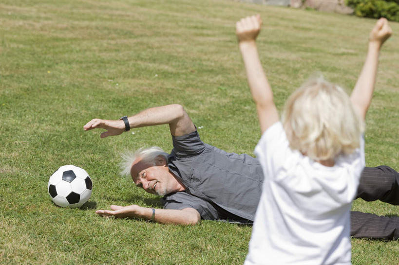 西方人,儿童,老年人,两个人,家庭,祖父,站,躺,举,伸展双臂,横图,俯视,室外,白天,锻炼,旅游,度假,纯洁,运动,足球,草地,草坪,植物,欧洲,欧洲人,阴影,服装,欢呼,时间,光线,时钟,手表,影子,足球装备,计时,注视,休闲装,娱乐,运动器械,草,一个,小孩,衣服,绿色,白色,灰色,阳光,钟表,观察,看,托,站着,享受,休闲,温暖,温馨,一家人,休闲服,表,健身器械,放松,可爱,童年,童趣,服饰,爷爷,单个,观看,祖孙,腕表,和睦,察看,喝彩,关注,室外运动,健身器材,户外运动,童真,烂漫,无邪,外公,外祖父,外孙,外孙子,蹴鞠,卧着,天真,足球运动,老年男性,男孩,男人,男性,白种人,孩子,孙子,钟,敞开双臂,举起,举手,举着,伸开双臂,躺着,卧,向上举,向上伸,向上托,展开双肩,站立,张开手臂,张开双臂,半身,彩图,高角度拍摄,健身,融洽,运动器材,男生