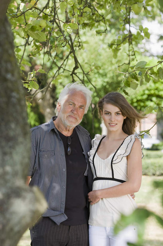 西方人,老年人,两个人,家庭,祖父,站,抱,笑,微笑,露齿笑,竖图,室外,白天,正面,树林,植物,欧洲,欧洲人,阴影,服装,朦胧,模糊,光线,影子,注视,休闲装,树,树木,衣服,绿色,白色,黑色,阳光,自然,观察,看,站着,休闲,温暖,温馨,一家人,休闲服,服饰,生长,爷爷,成长,抱着,观看,祖孙,和睦,察看,搂着,关注,外孙女,外公,外祖父,老年男性,男人,男性,年轻女性,女人,女性,白种人,孙女,怀抱,搂,搂抱,相抱,拥抱,站立,半身,彩图,融洽