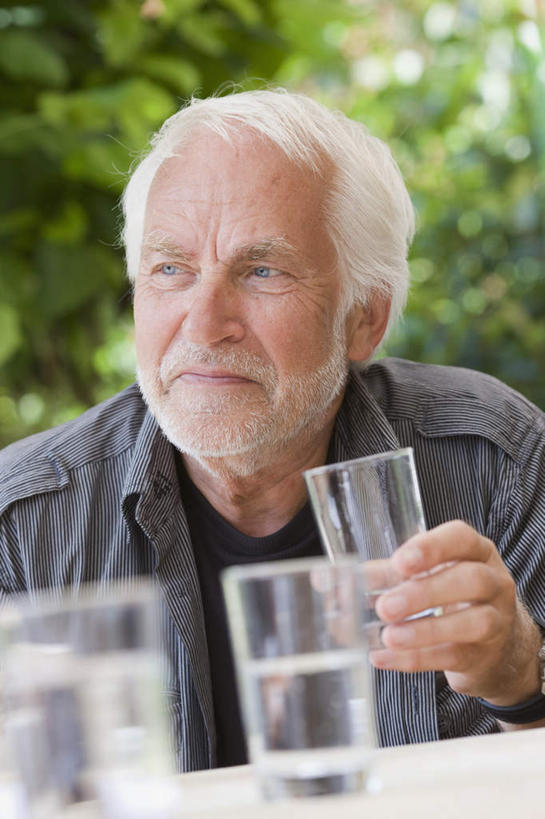 西方人,一个人,坐,竖图,室外,白天,正面,树林,植物,餐桌,桌子,杯子,欧洲,欧洲人,仅一个男性,仅一个人,握,阴影,服装,朦胧,模糊,光线,影子,拿,拿着,注视,休闲装,玻璃制品,树,树木,衣服,绿色,灰色,阳光,自然,水杯,观察,看,仅一个老年男性,休闲,休闲服,握着,服饰,生长,成长,餐台,观看,察看,关注,老年男性,男人,男性,白种人,玻璃杯,坐着,半身,彩图