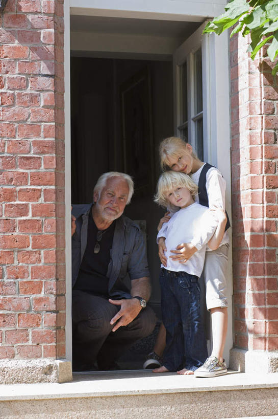 西方人,儿童,老年人,三个人,家庭,祖父,站,蹲,抱,笑,微笑,露齿笑,竖图,室外,白天,正面,纯洁,植物,门,欧洲,欧洲人,阴影,服装,光线,影子,墙,注视,休闲装,墙壁,墙面,树,树木,小孩,衣服,绿色,白色,黑色,阳光,自然,门框,观察,看,站着,休闲,温暖,温馨,一家人,休闲服,可爱,童年,童趣,服饰,生长,爷爷,成长,抱着,观看,祖孙,和睦,察看,搂着,关注,童真,烂漫,无邪,外孙女,外公,外祖父,外孙,外孙子,天真,老年男性,男孩,男人,男性,女孩,女人,女性,白种人,孩子,孙女,孙子,蹲着,怀抱,搂,搂抱,相抱,拥抱,站立,彩图,全身,融洽,男生,女生