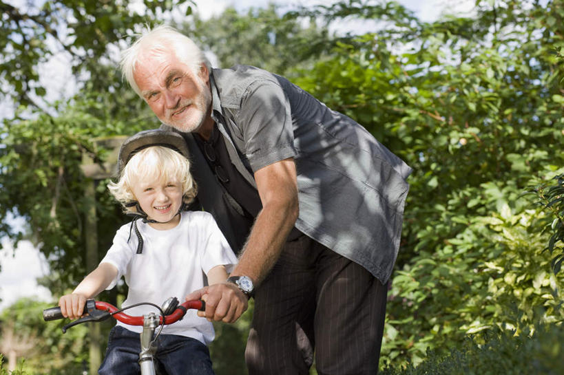西方人,儿童,老年人,两个人,家庭,祖父,站,坐,笑,微笑,露齿笑,横图,室外,白天,仰视,纯洁,自行车,帽子,欧洲,欧洲人,一辆,弯腰,握,阴影,时间,光线,时钟,手表,头盔,影子,拿,计时,拿着,注视,车,脚踏车,小孩,阳光,安全帽,容器,钟表,交通工具,观察,看,站着,温暖,温馨,一家人,表,储蓄罐,器皿,可爱,童年,童趣,储蓄,存钱,握着,金融,理财,经济,爷爷,观看,祖孙,腕表,和睦,察看,资金,存钱罐,关注,载具,儿童车,存款,流通,贸易,童真,烂漫,无邪,外公,外祖父,外孙,贮钱罐,储钱罐,扑满,外孙子,弯身,儿童自行车,天真,老年男性,男孩,男人,男性,白种人,孩子,孙子,钟,站立,坐着,半身,彩图,低角度拍摄,融洽,男生