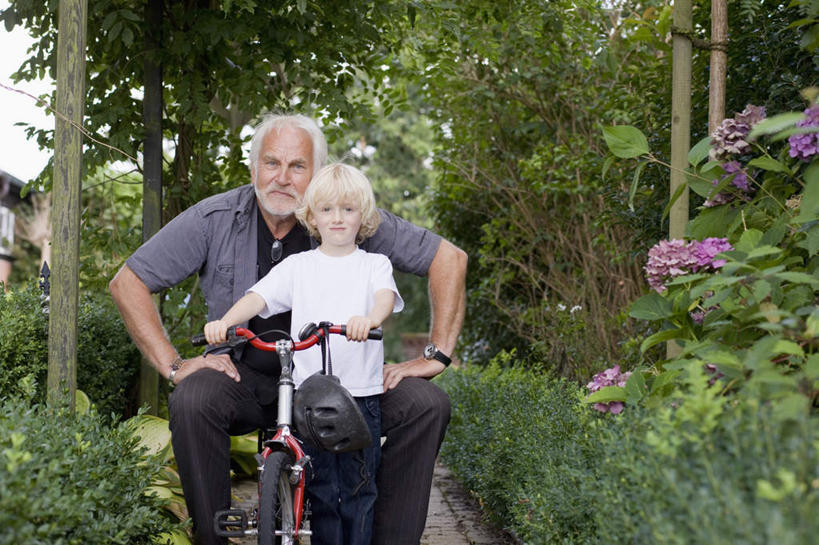 西方人,儿童,老年人,两个人,家庭,祖父,站,坐,笑,微笑,横图,室外,白天,正面,纯洁,草地,草坪,树林,植物,道路,路,自行车,欧洲,欧洲人,一辆,撑,握,阴影,服装,时间,光线,时钟,手表,影子,小路,交通,拿,计时,拿着,注视,休闲装,车,脚踏车,草,树,树木,小孩,衣服,绿色,白色,灰色,阳光,自然,钟表,交通工具,观察,看,站着,休闲,温暖,温馨,一家人,休闲服,表,可爱,童年,童趣,握着,服饰,生长,爷爷,成长,观看,祖孙,腕表,和睦,察看,撑着,关注,载具,儿童车,童真,烂漫,无邪,外公,外祖父,外孙,外孙子,儿童自行车,天真,老年男性,男孩,男人,男性,白种人,孩子,孙子,钟,站立,坐着,半身,彩图,融洽,男生