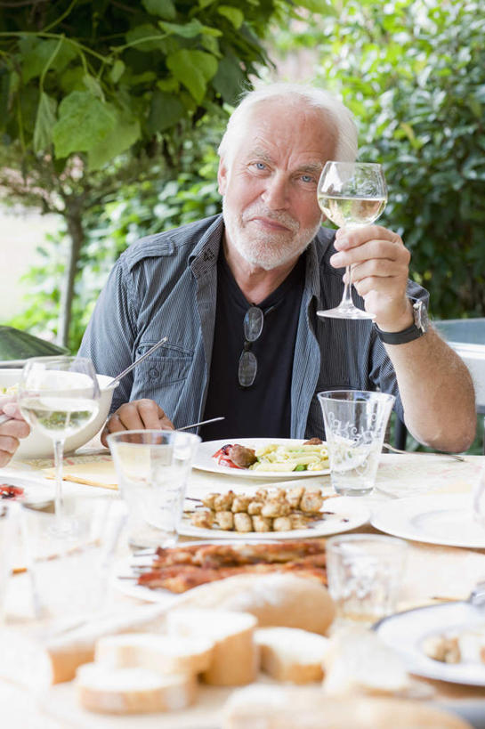 点心,面包,红酒,葡萄酒,西方人,一个人,坐,举,竖图,室外,白天,正面,树林,植物,杯子,餐具,欧洲,欧洲人,仅一个男性,仅一个人,握,阴影,服装,朦胧,模糊,时间,光线,碟子,高脚杯,盘,时钟,手表,影子,食品,面点,红酒杯,白葡萄酒,酒类,拿,计时,拿着,注视,休闲装,玻璃制品,酒,树,树木,食物,糕点,饮料,衣服,绿色,灰色,阳光,自然,盘子,酒杯,碟,钟表,观察,看,托,仅一个老年男性,休闲,休闲服,表,握着,服饰,生长,成长,观看,腕表,察看,葡萄酒杯,关注,老年男性,男人,男性,白种人,玻璃杯,钟,举起,举手,举着,向上举,向上伸,向上托,坐着,半身,彩图