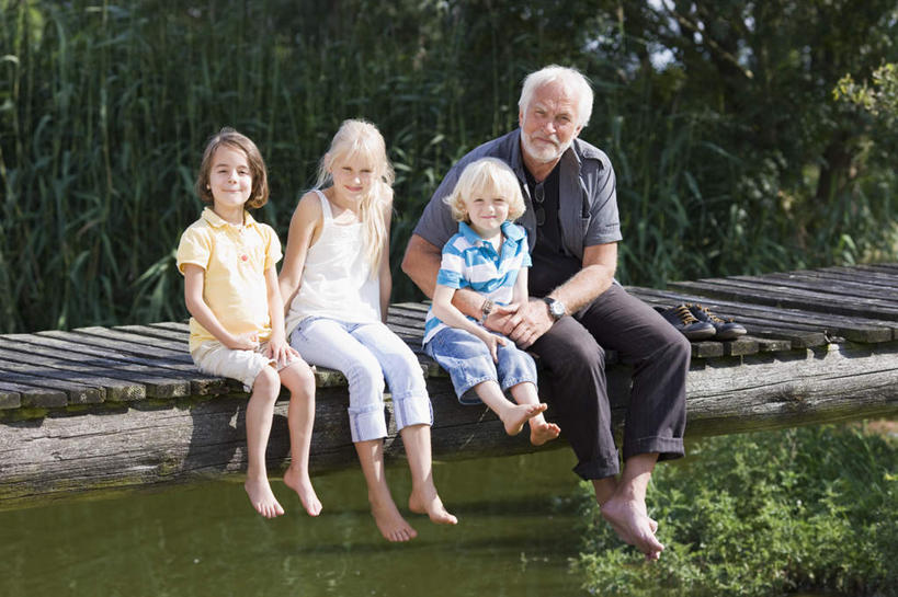 西方人,儿童,老年人,四个人,家庭,祖父,坐,抱,笑,微笑,露齿笑,横图,室外,白天,正面,纯洁,河流,树林,水,植物,欧洲,欧洲人,阴影,服装,时间,光线,木板,时钟,手表,影子,河水,水流,桥,木桥,计时,注视,休闲装,栈桥,树,树木,小孩,衣服,黄色,蓝色,绿色,白色,黑色,阳光,自然,钟表,观察,看,休闲,温暖,温馨,一家人,休闲服,表,可爱,童年,童趣,服饰,生长,爷爷,成长,抱着,观看,祖孙,人行桥,木板桥,腕表,和睦,察看,搂着,关注,童真,烂漫,无邪,外孙女,外公,外祖父,外孙,外孙子,天真,老年男性,男孩,男人,男性,女孩,女人,女性,白种人,孩子,孙女,孙子,钟,怀抱,搂,搂抱,相抱,拥抱,坐着,彩图,全身,融洽,男生,女生