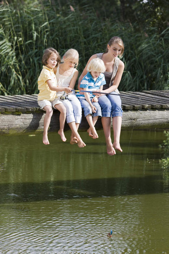 西方人,儿童,四个人,家庭,坐,抱,笑,微笑,露齿笑,竖图,室外,白天,正面,纯洁,河流,树林,水,植物,钓鱼竿,欧洲,欧洲人,阴影,服装,光线,木板,影子,河水,水流,桥,木桥,注视,休闲装,栈桥,树,树木,小孩,衣服,黄色,蓝色,绿色,白色,阳光,自然,观察,看,休闲,温暖,温馨,一家人,休闲服,可爱,童年,童趣,服饰,生长,成长,抱着,观看,人行桥,木板桥,渔具,和睦,察看,搂着,关注,童真,烂漫,无邪,天真,男孩,男人,男性,年轻女性,女孩,女人,女性,白种人,孩子,钓竿,鱼竿,怀抱,搂,搂抱,相抱,拥抱,坐着,彩图,全身,钓鱼,融洽,男生,女生