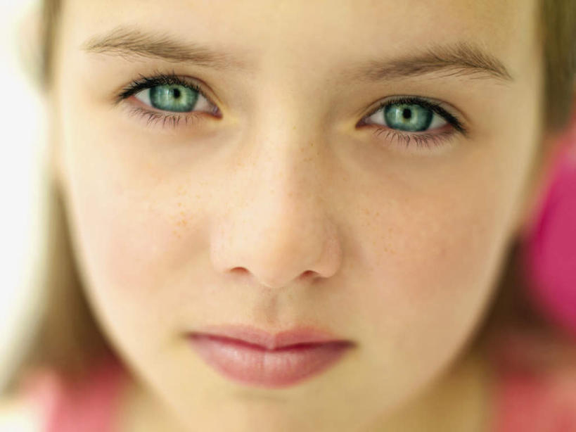 西方人,儿童,脸,头,脸颊,一个人,笑,微笑,横图,室内,特写,白天,正面,纯洁,欧洲,欧洲人,仅一个女性,仅一个人,阴影,服装,朦胧,模糊,反射,影子,注视,休闲装,小孩,衣服,粉色,观察,看,仅一个小孩,休闲,休闲服,可爱,童年,童趣,服饰,观看,察看,关注,童真,烂漫,无邪,天真,女孩,女人,女性,白种人,孩子,头部,脸部,脸蛋,面部,半身,彩图,女生