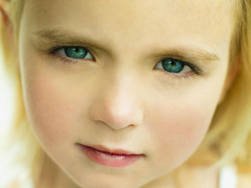 西方人,儿童,脸,头,脸颊,头发,一个人,笑,微笑,横图,室内,特写,白天,白色背景,正面,纯洁,欧洲,欧洲人,仅一个女性,仅一个人,阴影,服装,朦胧,模糊,反射,影子,注视,休闲装,小孩,衣服,白色,观察,看,仅一个小孩,休闲,休闲服,金色,可爱,童年,童趣,摄影,服饰,影棚,观看,察看,关注,童真,烂漫,无邪,天真,女孩,女人,女性,白种人,孩子,头部,直发,脸部,脸蛋,面部,半身,彩图,影棚拍摄,拍摄,短发,女生