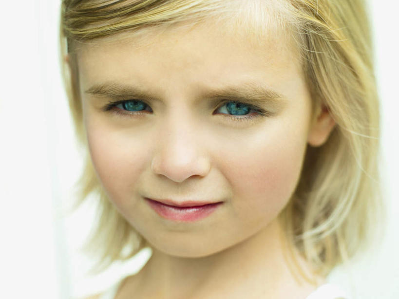 西方人,儿童,脸,头,脸颊,头发,一个人,笑,微笑,横图,室内,特写,白天,白色背景,正面,纯洁,欧洲,欧洲人,仅一个女性,仅一个人,阴影,服装,朦胧,模糊,反射,影子,注视,休闲装,小孩,衣服,白色,观察,看,仅一个小孩,休闲,休闲服,金色,可爱,童年,童趣,摄影,服饰,影棚,观看,察看,关注,童真,烂漫,无邪,天真,女孩,女人,女性,白种人,孩子,头部,直发,脸部,脸蛋,面部,半身,彩图,影棚拍摄,拍摄,短发,女生