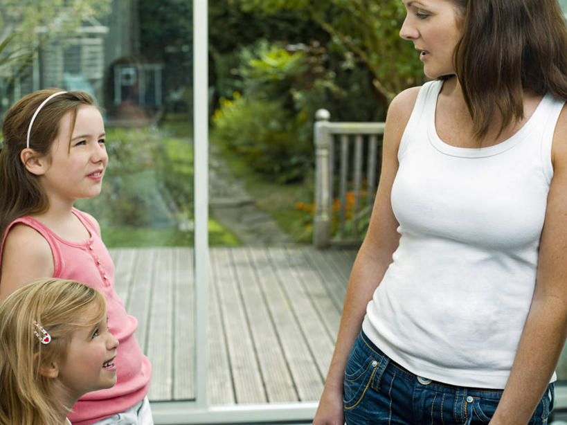 西方人,儿童,中年人,三个人,家庭,母亲,女儿,栏杆,站,横图,室内,白天,正面,纯洁,草地,草坪,树林,植物,窗户,地板,落地窗,欧洲,欧洲人,阴影,服装,装饰,反射,头饰,影子,围栏,地面,休闲装,护栏,木地板,玻璃窗,相视,草,树,树木,小孩,衣服,粉色,绿色,白色,自然,发箍,发饰,饰品,站着,休闲,温暖,温馨,母女,一家人,面对面,休闲服,可爱,母爱,童年,童趣,服饰,生长,成长,头箍,对视,华丽,修饰,点缀,和睦,互视,相对,发卡,童真,烂漫,无邪,配饰,相看,衬托,美观,雅致,雅观,天真,女孩,女人,女性,中年女性,白种人,孩子,站立,半身,彩图,融洽,女生