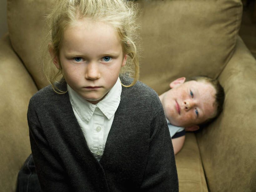 西方人,儿童,两个人,家庭,客厅,坐,躺,横图,俯视,室内,白天,纯洁,沙发,欧洲,欧洲人,服装,生气,注视,休闲装,小孩,衣服,观察,看,休闲,温暖,温馨,一家人,休闲服,可爱,童年,童趣,愤怒,服饰,观看,恼怒,和睦,察看,起居室,愤慨,怒气,气愤,发怒,关注,怒火,情绪,脾气,布艺沙发,童真,烂漫,无邪,忿怒,怨恨,强烈,客堂,气忿,愤恨,肝火,卧着,激动,天真,男孩,男人,男性,女孩,女人,女性,白种人,躺着,卧,坐着,半身,彩图,高角度拍摄,融洽,男生,女生