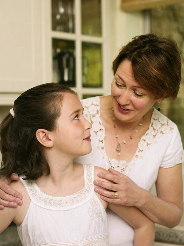 西方人,儿童,中年人,两个人,家庭,母亲,女儿,站,笑,微笑,竖图,室内,白天,正面,纯洁,窗户,欧洲,欧洲人,服装,扭头,注视,休闲装,玻璃窗,小孩,衣服,观察,看,站着,转头,休闲,温暖,温馨,母女,一家人,休闲服,可爱,母爱,童年,童趣,搭,服饰,观看,和睦,察看,搭着,关注,童真,烂漫,无邪,天真,女孩,女人,女性,中年女性,白种人,孩子,站立,半身,彩图,融洽,女生