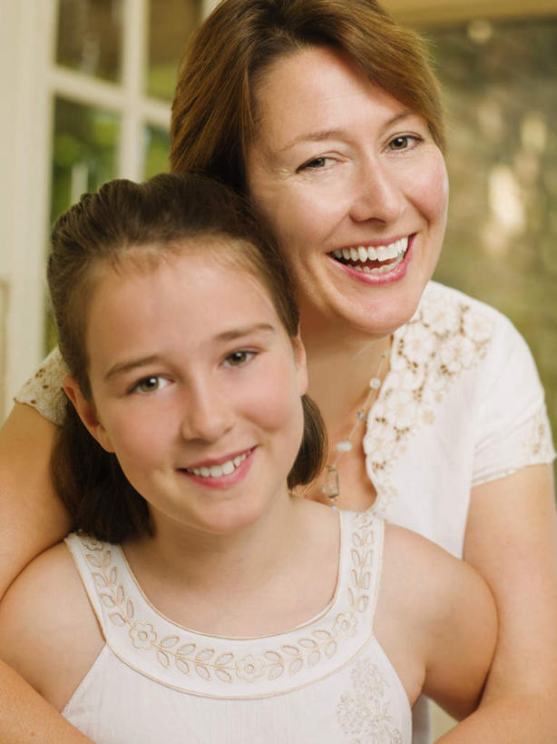 西方人,儿童,中年人,两个人,家庭,母亲,女儿,站,抱,笑,微笑,露齿笑,竖图,室内,白天,正面,纯洁,窗户,欧洲,欧洲人,服装,注视,休闲装,玻璃窗,小孩,衣服,观察,看,站着,休闲,温暖,温馨,母女,一家人,休闲服,可爱,母爱,童年,童趣,服饰,抱着,观看,和睦,察看,搂着,关注,童真,烂漫,无邪,天真,女孩,女人,女性,中年女性,白种人,孩子,搂,搂抱,站立,半身,彩图,融洽,女生