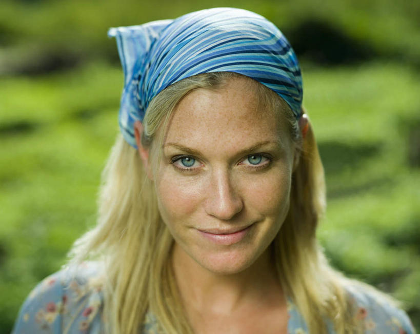 西方人,脸,头,脸颊,一个人,站,笑,微笑,横图,室外,特写,白天,正面,欧洲,欧洲人,仅一个年轻女性,仅一个女性,仅一个人,服装,朦胧,模糊,头巾,注视,休闲装,肩膀,衣服,观察,看,站着,休闲,休闲服,金色,服饰,观看,察看,关注,年轻女性,女人,女性,白种人,头部,长发,直发,脸部,脸蛋,面部,站立,半身,彩图