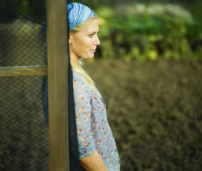 西方人,一个人,站,横图,室外,白天,侧面,植物,门,叶子,欧洲,欧洲人,仅一个女性,仅一个人,阴影,服装,光线,头巾,影子,泥土,土壤,绿叶,注视,休闲装,衣服,绿色,阳光,自然,门框,观察,看,靠,靠着,站着,仅一个中年女性,休闲,休闲服,嫩叶,服饰,生长,成长,观看,察看,关注,女人,女性,中年女性,白种人,叶,叶片,站立,半身,彩图