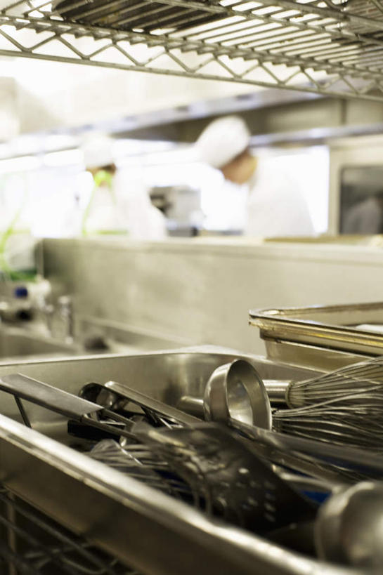 西方人,两个人,厨师,站,竖图,室内,白天,正面,工作服,制服,烹饪,厨房,厨具,帽子,金属制品,欧洲,欧洲人,握,朦胧,模糊,金属,工具,拿,拿着,注视,干净,架子,打蛋器,搅拌器,汤匙,汤勺,观察,看,站着,握着,观看,察看,卫生,关注,厨师帽,烹饪用具,工作制服,手动打蛋器,男人,男性,年轻男性,白种人,厨师长,厨子,大厨,主厨,烹调用具,洗涤用具,烹调,洗涤,站立,半身,彩图,工作套服,灶间