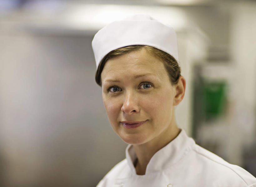 西方人,脸,头,脸颊,一个人,厨师,站,笑,微笑,横图,室内,特写,白天,正面,工作服,制服,厨房,帽子,欧洲,欧洲人,仅一个女性,仅一个人,朦胧,模糊,注视,肩膀,观察,看,站着,仅一个中年女性,观看,察看,关注,厨师帽,工作制服,女人,女性,中年女性,白种人,头部,脸部,脸蛋,面部,厨师长,厨子,大厨,主厨,站立,半身,彩图,工作套服,灶间