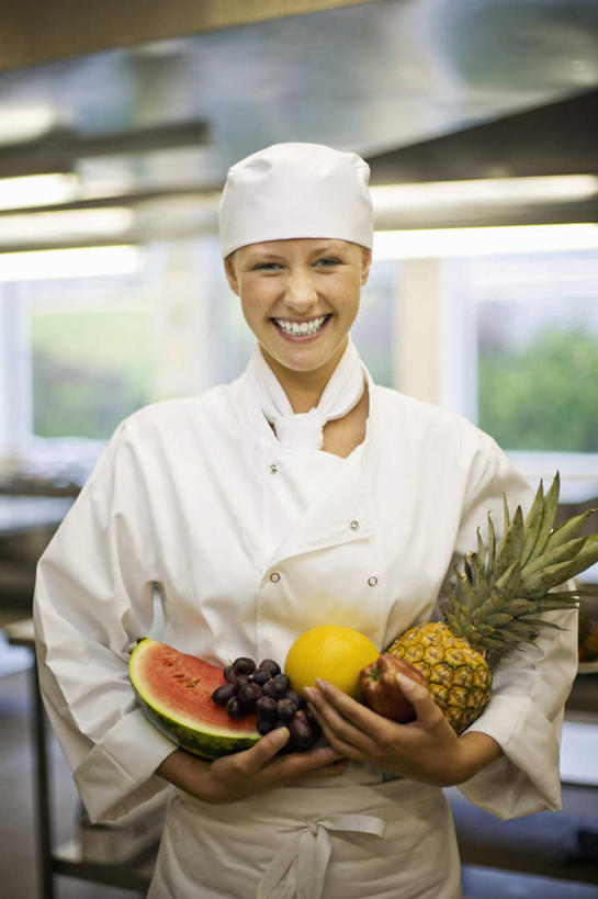 西方人,一个人,厨师,站,捧,笑,微笑,露齿笑,竖图,室内,白天,正面,工作服,制服,厨房,窗户,苹果,菠萝,葡萄,西瓜,帽子,水果,照明,欧洲,欧洲人,仅一个年轻女性,仅一个女性,仅一个人,握,阴影,新鲜,光线,影子,灯光,生食,食品,果实,拿,拿着,注视,顶灯,玻璃窗,灯,食物,灯具,观察,看,站着,握着,有机食品,绿色食品,观看,照亮,察看,照明设备,关注,厨师帽,工作制服,年轻女性,女人,女性,白种人,厨师长,厨子,大厨,主厨,山葫芦,蒲桃,寒瓜,凤梨,草龙珠,端,端着,捧着,手捧,站立,半身,彩图,工作套服,灶间