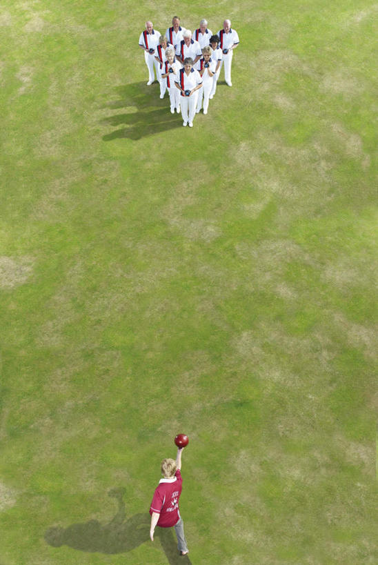 西方人,伙伴,朋友,站,竖图,俯视,室外,白天,运动服,锻炼,旅游,度假,友谊,运动,保龄球,草地,草坪,植物,欧洲,欧洲人,握,阴影,服装,光线,影子,许多人,速度,拿,拿着,注视,娱乐,运动器械,球,草,衣服,绿色,阳光,观察,看,站着,一群人,享受,休闲,健身器械,放松,力量,平衡,握着,服饰,观看,技巧,协调,察看,衣着,穿着,关注,室外运动,健身器材,户外运动,灵敏,柔韧,趣味,耐力,抗争,指孔,衣饰,体育,友情,地滚球,老年男性,男人,男性,年轻女性,女人,女性,白种人,站立,彩图,高角度拍摄,全身,健身,运动器材,运动装