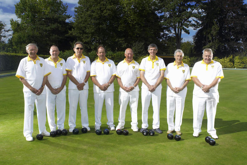 西方人,伙伴,朋友,站,横图,室外,白天,正面,运动服,友谊,草地,草坪,树林,植物,欧洲,欧洲人,一排,阴影,服装,整齐,光线,影子,许多人,注视,草,树,树木,排列,衣服,绿色,阳光,自然,观察,看,站着,一群人,服饰,生长,成长,观看,察看,衣着,穿着,队列,关注,衣饰,友情,老年男性,男人,男性,白种人,站立,彩图,全身,运动装