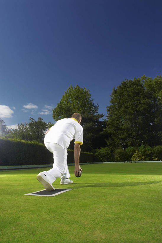 西方人,一个人,蹲,竖图,室外,白天,运动服,锻炼,旅游,度假,运动,保龄球,草地,草坪,树林,植物,欧洲,欧洲人,仅一个男性,仅一个人,握,服装,云,云朵,速度,拿,云彩,拿着,注视,娱乐,运动器械,球,草,树,树木,背面,衣服,蓝色,绿色,白云,蓝天,天空,自然,天,观察,看,仅一个老年男性,享受,休闲,健身器械,放松,力量,平衡,握着,服饰,生长,晴朗,成长,观看,技巧,协调,察看,衣着,穿着,关注,室外运动,健身器材,户外运动,灵敏,柔韧,趣味,耐力,抗争,指孔,衣饰,体育,地滚球,老年男性,男人,男性,白种人,晴空,蹲着,彩图,全身,健身,运动器材,运动装