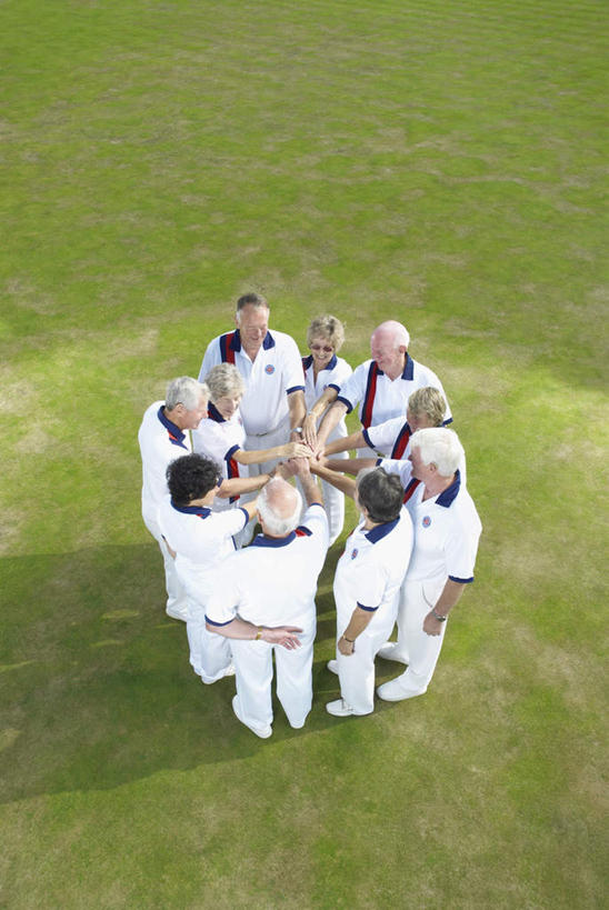 西方人,伙伴,朋友,站,竖图,俯视,室外,白天,运动服,友谊,草地,草坪,植物,欧洲,欧洲人,服装,许多人,注视,草,衣服,绿色,观察,看,伸,站着,一群人,服饰,观看,察看,衣着,穿着,关注,衣饰,友情,老年男性,老年女性,男人,男性,女人,女性,白种人,站立,彩图,高角度拍摄,全身,运动装