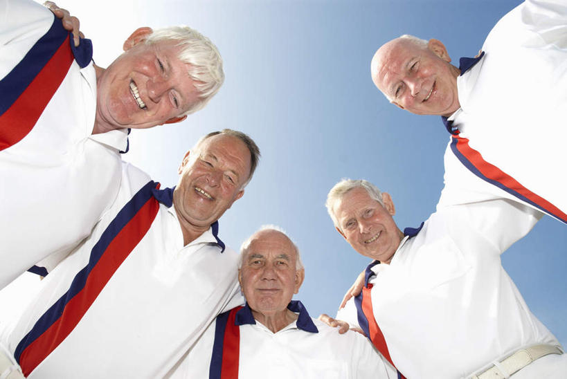 西方人,伙伴,朋友,站,抱,笑,微笑,露齿笑,横图,室外,白天,仰视,运动服,友谊,欧洲,欧洲人,五个人,弯腰,服装,许多人,注视,衣服,蓝色,蓝天,天空,天,观察,看,站着,一群人,服饰,晴朗,抱着,观看,察看,搂着,衣着,穿着,关注,万里无云,弯身,衣饰,友情,老年男性,男人,男性,白种人,晴空,晴空万里,搂,搂抱,站立,半身,彩图,低角度拍摄,运动装