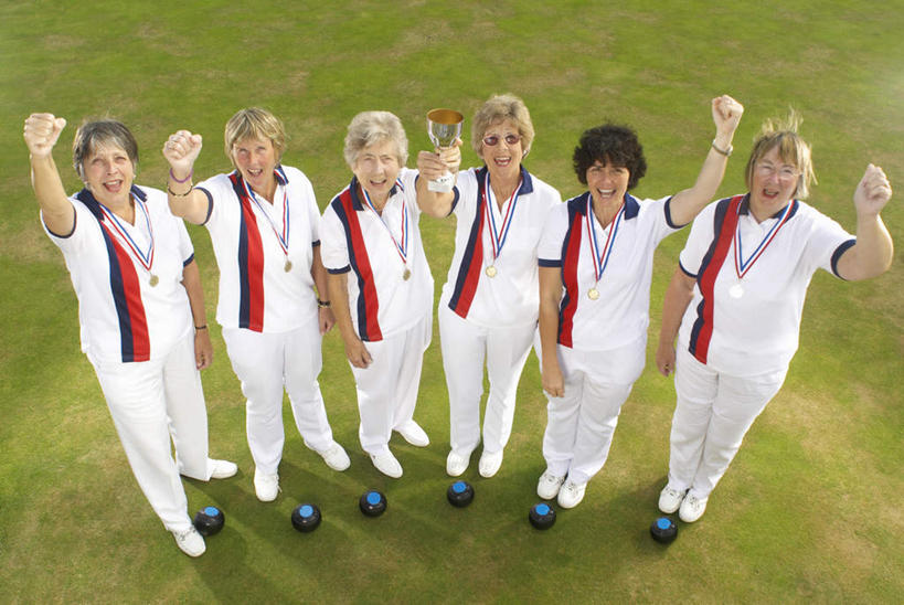 西方人,伙伴,朋友,站,举,笑,微笑,露齿笑,横图,俯视,室外,白天,运动服,友谊,草地,草坪,植物,欧洲,欧洲人,一排,服装,整齐,许多人,注视,草,排列,衣服,绿色,观察,看,托,站着,一群人,服饰,观看,察看,衣着,穿着,队列,关注,衣饰,友情,老年女性,女人,女性,白种人,举起,举手,举着,向上举,向上伸,向上托,站立,彩图,高角度拍摄,全身,运动装