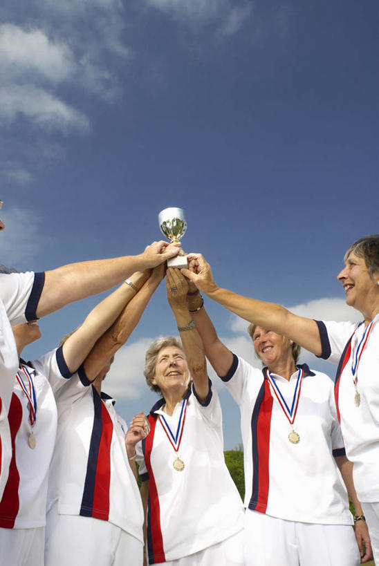 西方人,伙伴,朋友,站,举,竖图,室外,白天,仰视,运动服,友谊,成功,胜利,欧洲,欧洲人,五个人,握,服装,云,云朵,许多人,拿,云彩,拿着,注视,衣服,蓝色,白云,蓝天,天空,天,观察,看,托,站着,一群人,光彩,握着,服饰,晴朗,观看,察看,衣着,穿着,关注,奖牌,荣誉,奖品,荣耀,衣饰,光荣,友情,老年男性,老年女性,男人,男性,女人,女性,白种人,晴空,举起,举手,举着,向上举,向上伸,向上托,站立,半身,彩图,低角度拍摄,奖杯,运动装