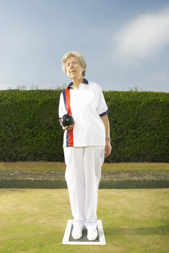 西方人,一个人,站,竖图,室外,白天,正面,运动服,锻炼,旅游,度假,运动,保龄球,植物,欧洲,欧洲人,仅一个女性,仅一个人,握,服装,环保,云,云朵,防护,速度,拿,云彩,拿着,注视,娱乐,运动器械,球,树,树木,衣服,蓝色,绿色,白云,蓝天,天空,自然,天,观察,看,站着,享受,休闲,健身器械,放松,力量,平衡,握着,服饰,仅一个老年女性,生长,晴朗,成长,观看,技巧,协调,察看,衣着,穿着,关注,美好,美妙,室外运动,间隔,健身器材,户外运动,灵敏,柔韧,趣味,美观,雅观,耐力,抗争,指孔,衣饰,绿篱,生篱,树篱,植篱,体育,地滚球,老年女性,女人,女性,白种人,晴空,站立,彩图,全身,健身,运动器材,运动装