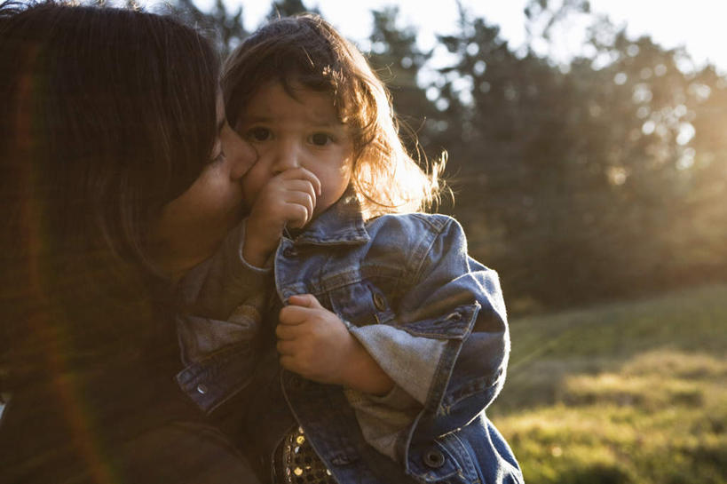 西方人,儿童,中年人,两个人,家庭,母亲,女儿,站,抱,吻,横图,室外,白天,正面,纯洁,草地,草坪,树林,植物,欧洲,欧洲人,阴影,服装,光线,影子,注视,休闲装,草,树,树木,小孩,衣服,绿色,阳光,自然,观察,看,站着,休闲,温暖,温馨,母女,一家人,休闲服,可爱,母爱,童年,童趣,服饰,生长,成长,抱着,观看,和睦,察看,搂着,关注,童真,烂漫,无邪,天真,女孩,女人,女性,中年女性,白种人,孩子,搂,搂抱,亲,亲吻,站立,半身,彩图,融洽,女生