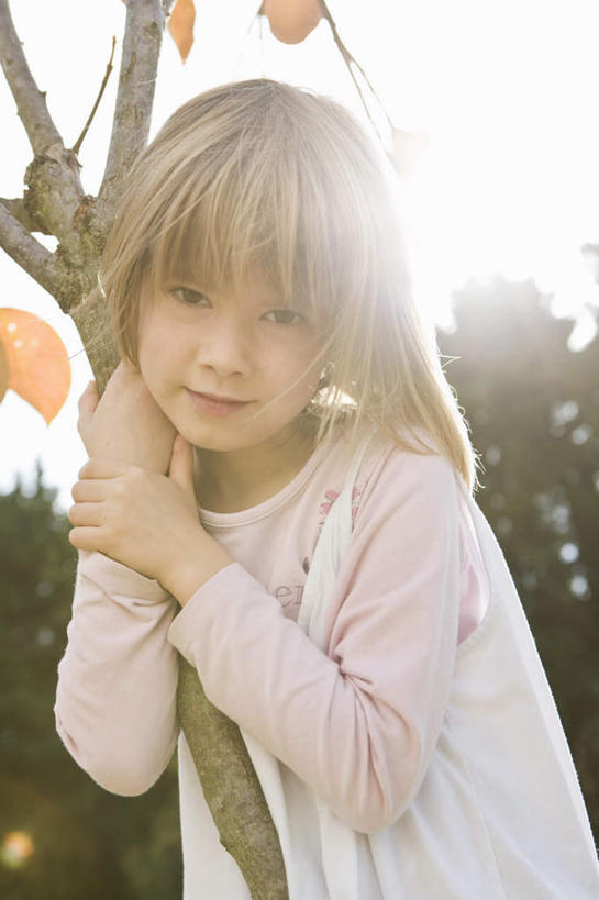 西方人,儿童,一个人,站,竖图,室外,白天,正面,纯洁,草地,草坪,树林,植物,叶子,欧洲,欧洲人,仅一个女性,仅一个人,服装,朦胧,模糊,枯叶,落叶,注视,休闲装,草,树,树木,小孩,衣服,蓝色,绿色,蓝天,天空,自然,天,观察,看,靠,靠着,站着,仅一个小孩,休闲,休闲服,可爱,童年,童趣,服饰,生长,晴朗,成长,观看,察看,关注,童真,烂漫,无邪,万里无云,天真,女孩,女人,女性,白种人,孩子,叶,叶片,晴空,晴空万里,站立,半身,彩图,女生