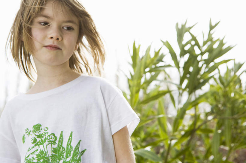 西方人,儿童,一个人,站,横图,室外,白天,仰视,纯洁,植物,欧洲,欧洲人,仅一个女性,仅一个人,服装,注视,休闲装,小孩,衣服,蓝色,绿色,蓝天,天空,自然,天,观察,看,站着,仅一个小孩,休闲,休闲服,可爱,童年,童趣,服饰,生长,晴朗,成长,观看,察看,关注,童真,烂漫,无邪,万里无云,天真,女孩,女人,女性,白种人,孩子,晴空,晴空万里,站立,半身,彩图,低角度拍摄,女生