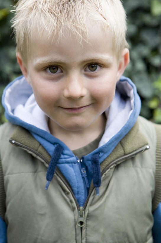 西方人,儿童,一个人,站,笑,微笑,竖图,室外,白天,正面,纯洁,欧洲,欧洲人,仅一个男性,仅一个人,服装,注视,休闲装,小孩,衣服,观察,看,站着,仅一个小孩,休闲,休闲服,可爱,童年,童趣,服饰,观看,察看,关注,童真,烂漫,无邪,天真,男孩,男人,男性,白种人,孩子,站立,半身,彩图,男生