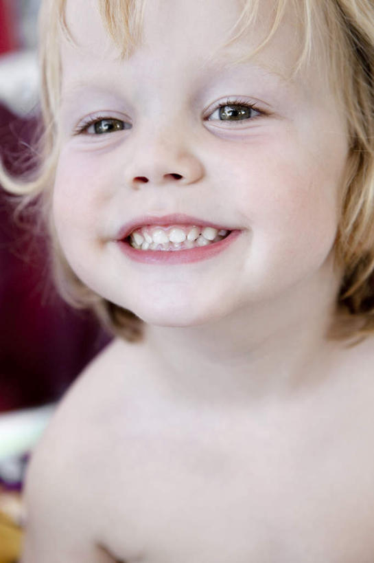 西方人,儿童,脸,头,脸颊,一个人,笑,微笑,露齿笑,竖图,室内,特写,白天,正面,纯洁,欧洲,欧洲人,仅一个男性,仅一个人,朦胧,模糊,注视,裸露,肩膀,小孩,观察,看,仅一个小孩,可爱,童年,童趣,观看,察看,关注,裸,童真,烂漫,无邪,天真,男孩,男人,男性,白种人,孩子,头部,脸部,脸蛋,面部,半身,彩图,男生