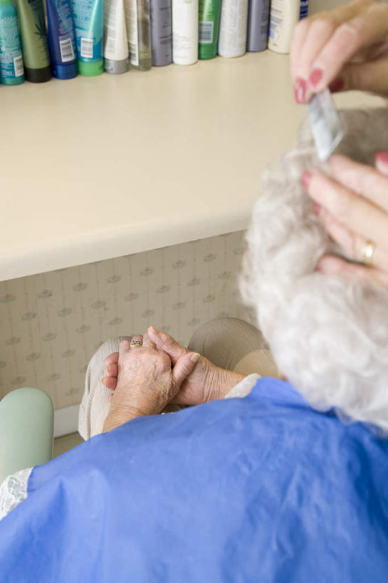 西方人,两个人,理发师,站,坐,竖图,俯视,室内,白天,书籍,欧洲,欧洲人,一把,一排,一条,许多,握,服装,整齐,纺织物,很多,拿,梳子,拿着,休闲装,顾客,排列,衣服,蓝色,毛巾,书柜,日用品,清洁,站着,休闲,休闲服,书橱,搭,握着,服饰,保暖,搭着,队列,透气,防水,美发用品,主顾,储水,耐磨,吸水,老年女性,女人,女性,白种人,书,图书,站立,坐着,半身,彩图,高角度拍摄